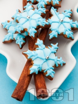 Лесни и вкусни коледни сладки със синя глазура - снимка на рецептата